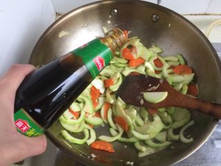 9、吃鸡+蚝香西葫芦炒鸡胸,加入适量蚝油翻炒(鸡肉腌制时已经加入蚝油有盐分)