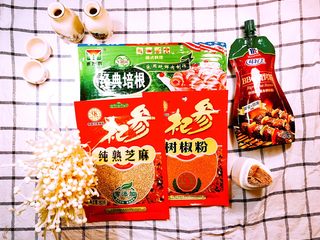 1、经光波烘焙的金针菇培根卷,准备食材和调味料等。