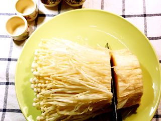 2、经光波烘焙的金针菇培根卷,将金针菇根部切除。