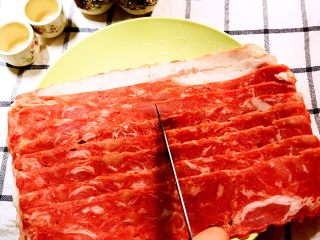 3、经光波烘焙的金针菇培根卷,将培根肉????从中间切分。