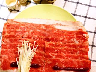 4、经光波烘焙的金针菇培根卷,将BBQ烧烤酱挤在培根肉片上。
