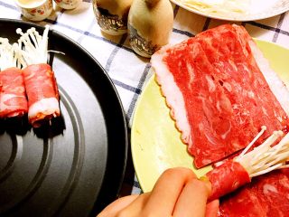 5、经光波烘焙的金针菇培根卷,并包裹上金针菇。