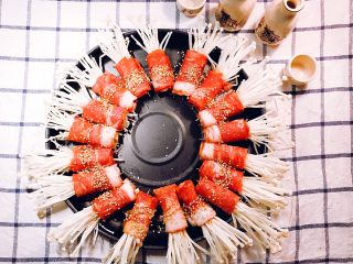 7、经光波烘焙的金针菇培根卷,均匀地撒上适量纯熟白芝麻。