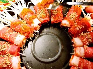 8、经光波烘焙的金针菇培根卷,取其中几个均匀地撒上适量树椒粉。