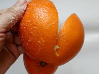 1、糖渍橙皮,用盐和小苏达使劲搓橙皮表面，把橙皮洗净
