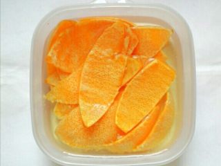 3、糖渍橙皮,温水里放一点小苏达，放进橙皮浸泡几分钟