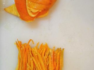 4、糖渍橙皮,把橙皮切成细丝