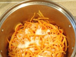 6、糖渍橙皮,沥干水份，拌入糖，糖和橙皮的比例约1:1，腌渍两天之后，直到橙皮腌渍出来的水重新被吸收了就好啦！