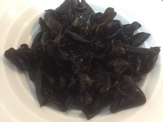 1、#农品堂亚麻籽油试吃#凉拌芥末木耳,木耳用冷水浸泡至完全涨发