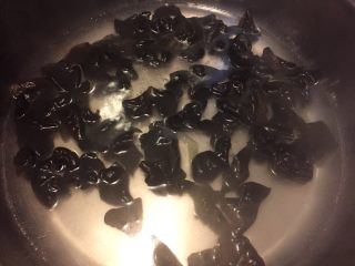 2、#农品堂亚麻籽油试吃#凉拌芥末木耳,水热加入一匙盐一匙油将木耳炒熟