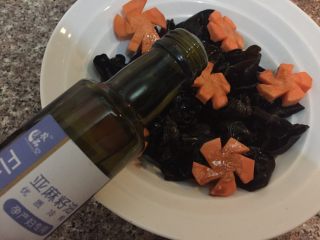 3、#农品堂亚麻籽油试吃#凉拌芥末木耳,过冷水后沥干，加入一匙农品堂亚麻籽油