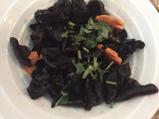 4、#农品堂亚麻籽油试吃#凉拌芥末木耳,加入胡萝卜片，加入六月鲜酱油，醋，盐，芥末油，糖，香油和香菜末