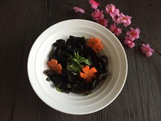 5、#农品堂亚麻籽油试吃#凉拌芥末木耳,翻拌均匀，美味的芥末木耳好吃好做，春日清肺好时节多吃木耳哦。