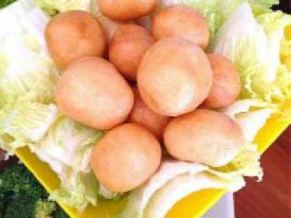 4、简单实惠的家庭版火锅,大白菜洗净切块和油面筋摆盘。