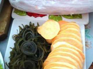 5、简单实惠的家庭版火锅,红薯去皮切片(稍微厚一些)、 海带切宽片。