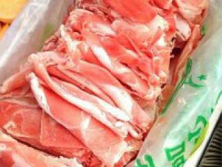 6、简单实惠的家庭版火锅,在超市买的羊肉。