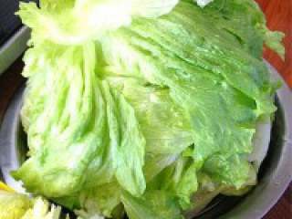 7、简单实惠的家庭版火锅,生菜洗净摆盘。