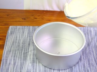 4、百香果慕斯蛋糕,蛋糕糊入模具震模入烤箱上下管145度,中下层烤55分钟。