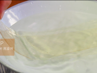 5、百香果慕斯蛋糕,吉利丁片用凉开水泡软(夏天用冰水泡软)