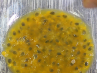 6、百香果慕斯蛋糕,提前滤出70克百香果汁备用。