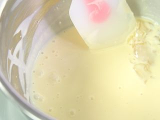 8、百香果慕斯蛋糕,加入隔水融化的丁片搅拌至均匀。(如隔水融化丁片的水高于50度会影响蛋糕凝固。)