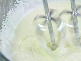 9、百香果慕斯蛋糕,淡奶油中加糖粉和朗姆酒打到七成发,能保持纹路的程度。