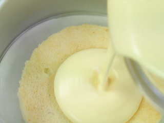 11、百香果慕斯蛋糕,模具中放入小于6寸模的蛋糕片。倒入一半量百香果慕斯糊震模入冰箱冷冻5分钟左右。(一半量的慕斯糊可分两次倒入避免蛋糕片浮起)