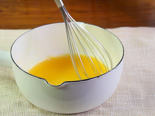 13、百香果慕斯蛋糕,待温度降至到50度时加入泡软的5克丁片搅拌至融化,过滤一下气泡,凉后淋面。