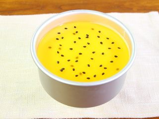 14、百香果慕斯蛋糕,用百香果子做装饰。