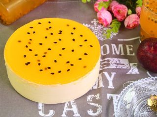 15、百香果慕斯蛋糕,继续冷藏后2小时,敷热毛巾脱模。