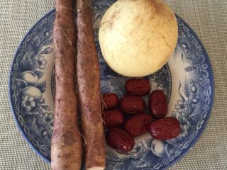 1、山药雪梨健脾饮,准备好所有食材