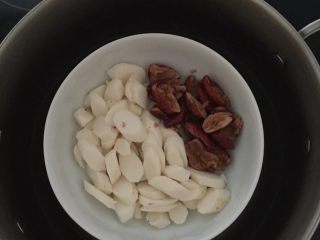 2、山药雪梨健脾饮,山药去皮洗净，切成小块，红枣洗净去核，一起放入蒸锅中蒸熟备用