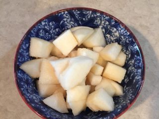 3、山药雪梨健脾饮,鸭梨去皮，切成小块备用