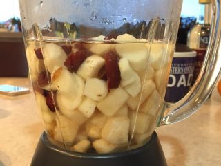 4、山药雪梨健脾饮,将蒸好的山药和红枣，鸭梨一起放入料理机中，放入适量的温水（刚好没过食材即可）