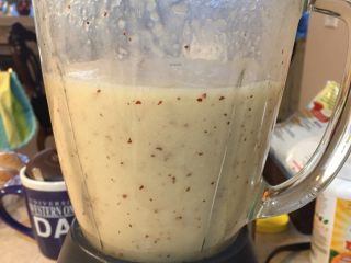 5、山药雪梨健脾饮,开动料理机，将所有的食材打碎混合