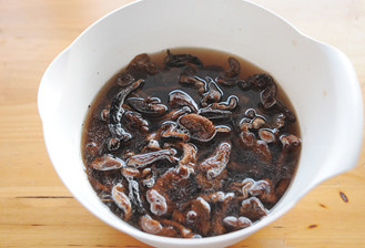 1、忘不掉的山珍味儿【小鸡炖蘑菇】 ,干榛蘑放入清水中浸泡2小时以上；