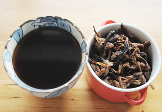 2、忘不掉的山珍味儿【小鸡炖蘑菇】 ,将泡好的榛蘑在浸泡榛蘑的水中投洗干净，泡榛蘑的水静止沉淀待用；