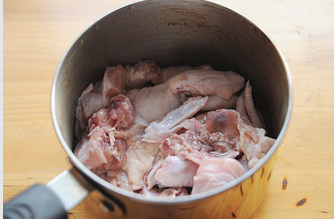 3、忘不掉的山珍味儿【小鸡炖蘑菇】 ,三黄鸡洗干净剁成块；