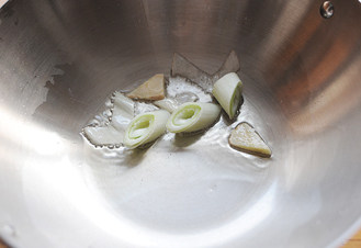 5、忘不掉的山珍味儿【小鸡炖蘑菇】 ,锅烧热加入油，爆香葱姜；