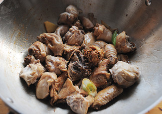 6、忘不掉的山珍味儿【小鸡炖蘑菇】 ,加入鸡块翻炒，加入花雕酒、蚝油、老抽翻炒均匀；