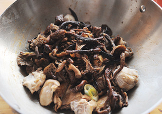 7、忘不掉的山珍味儿【小鸡炖蘑菇】 ,加入榛蘑翻炒均匀；