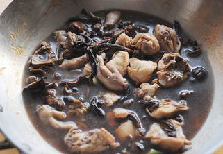 8、忘不掉的山珍味儿【小鸡炖蘑菇】 ,加入沉淀好的泡榛蘑的水（榛蘑水的底部沉淀物质不要倒入，避免砂石咯牙），水量要与鸡块平齐，盖锅盖大火烧沸后转小火炖15分钟；