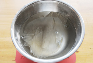 9、忘不掉的山珍味儿【小鸡炖蘑菇】 ,炖鸡的时候将粉皮掰成大块，热水泡软；