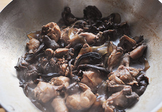 10、忘不掉的山珍味儿【小鸡炖蘑菇】 ,将泡软的粉皮放入锅中继续炖，炖至粉皮变软，加入生抽翻炒均匀，锅内留有些许汤汁即可出锅。