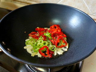 9、爆炒猪肝,然后就是青红椒片【我喜欢吃辣的所以放了些辣的干辣椒】