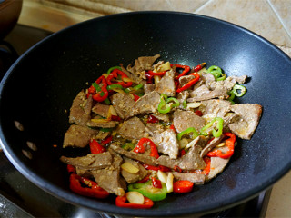 10、爆炒猪肝, 过好油的猪肝片儿快速翻炒