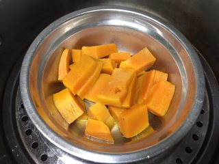 1、培根炒南瓜蝴蝶面(含蝴蝶面的做法),南瓜洗净,去皮,切块,蒸15分钟至软烂。