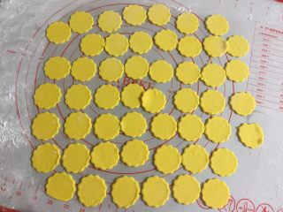 6、培根炒南瓜蝴蝶面(含蝴蝶面的做法),把边角料揭下来,揉圆一会儿接着擀,重复步骤至面团全部用完为止。