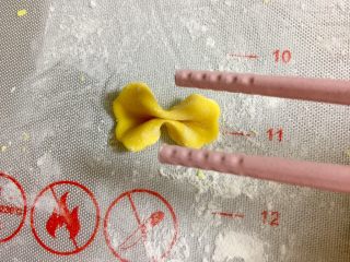 8、培根炒南瓜蝴蝶面(含蝴蝶面的做法),蝴蝶面就做好了。