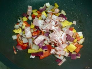 12、培根炒南瓜蝴蝶面(含蝴蝶面的做法),然后放入培根翻炒。